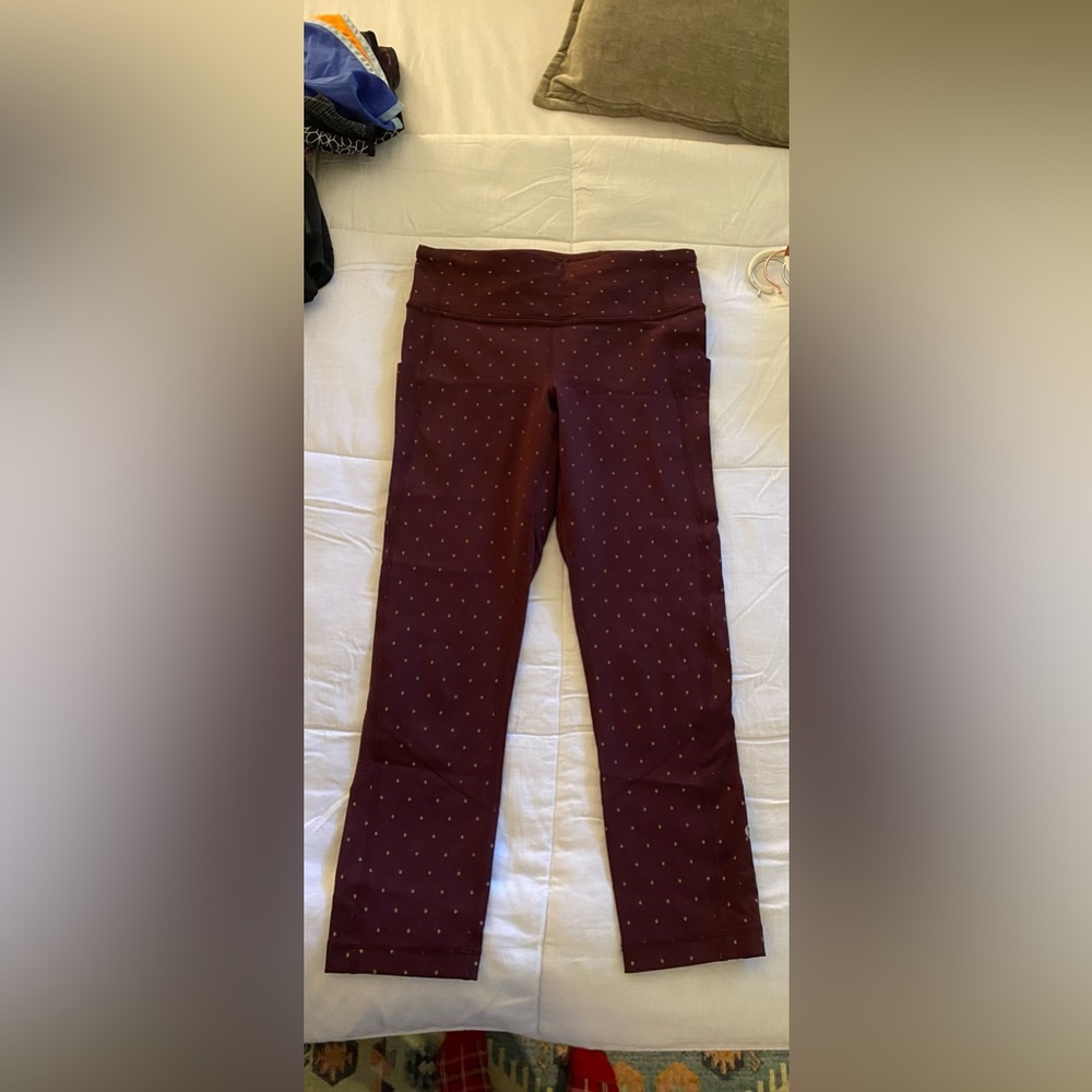 Lululemon Mid-calf Reflective Leggings with pockets (NEVER BEEN WORN) - size 4
